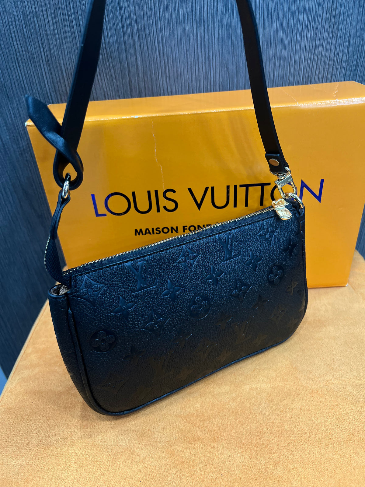 Τσάντα Louis Vuitton Pochette Liv black L-0780
