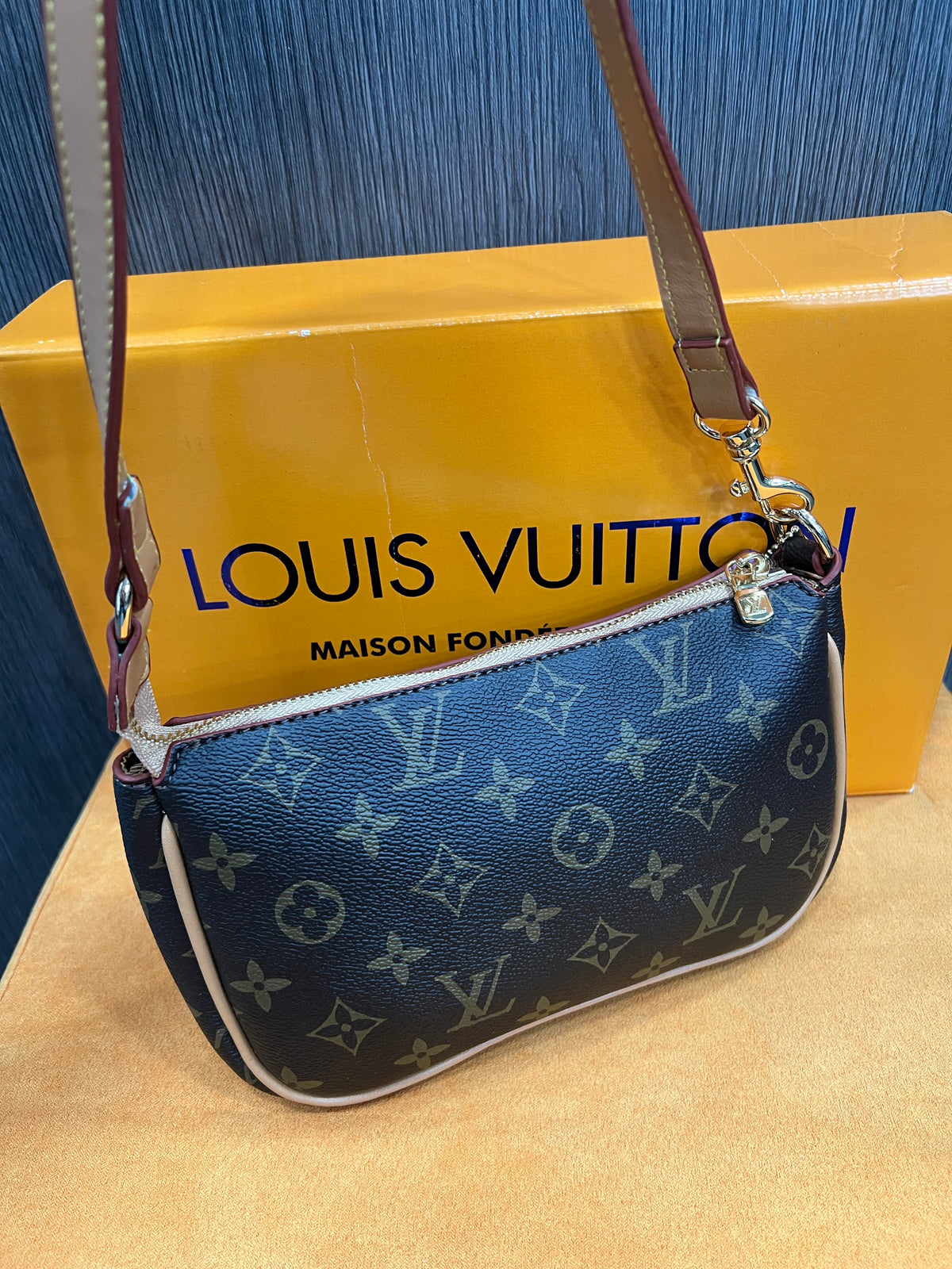 Τσάντα Louis Vuitton Pochette Liv monogram L-0129
