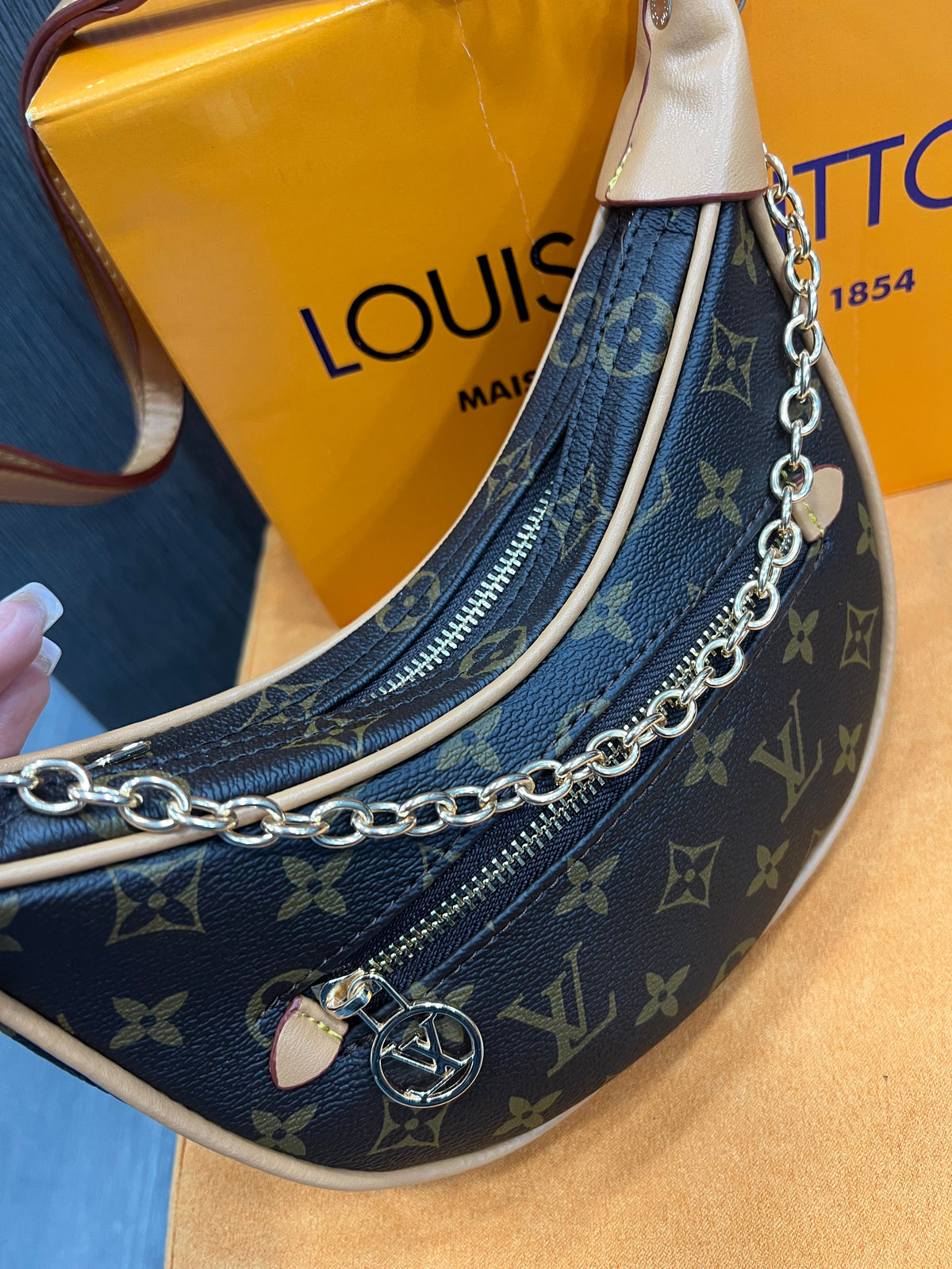 Τσάντα Louis Vuitton loop bag monogram L-0670