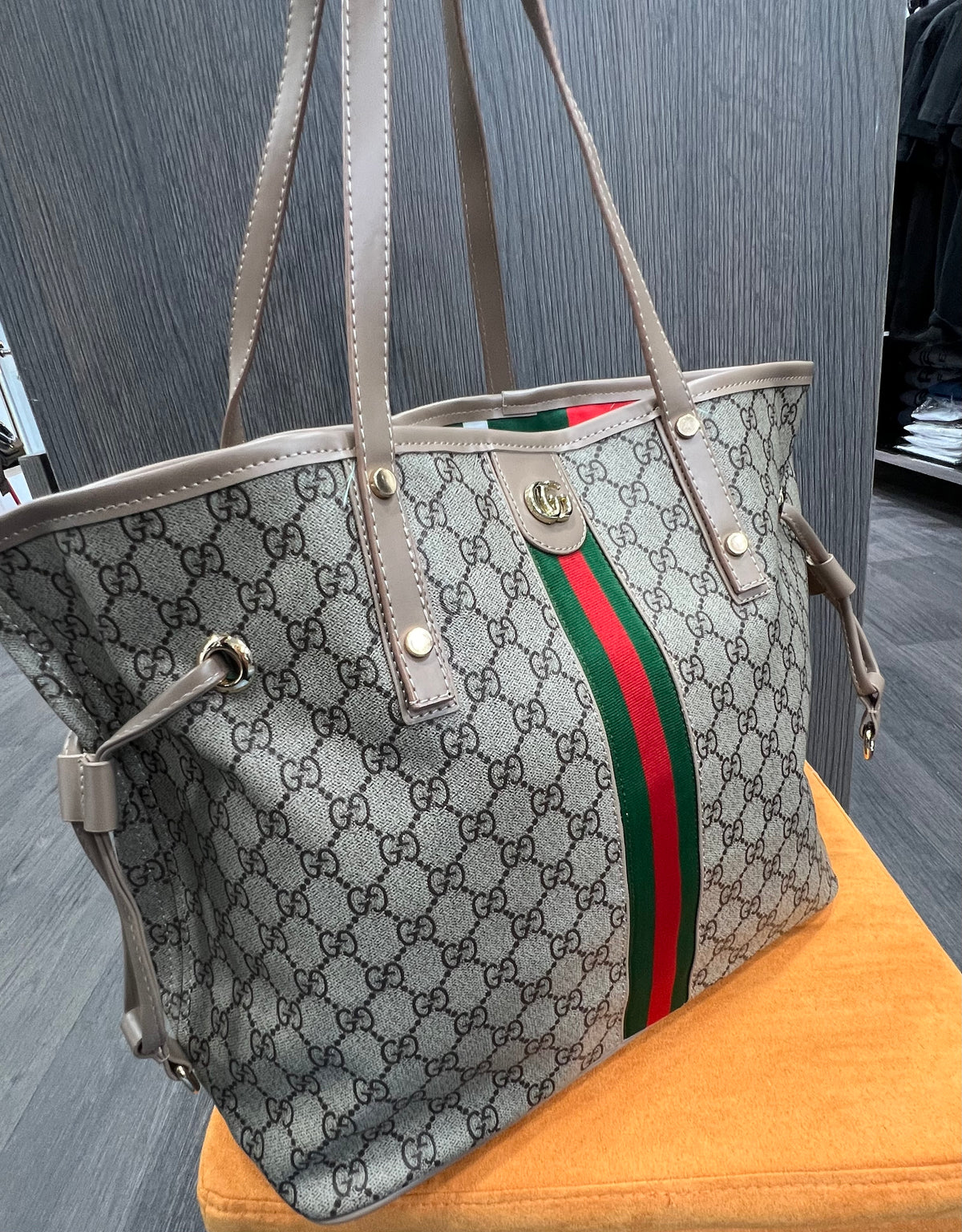 Τσάντα Gucci είναι η Ophidia large tote bag G-8076