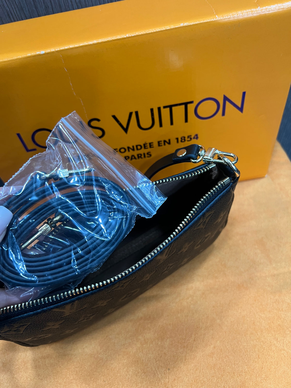 Τσάντα Louis Vuitton Pochette Liv black L-0780
