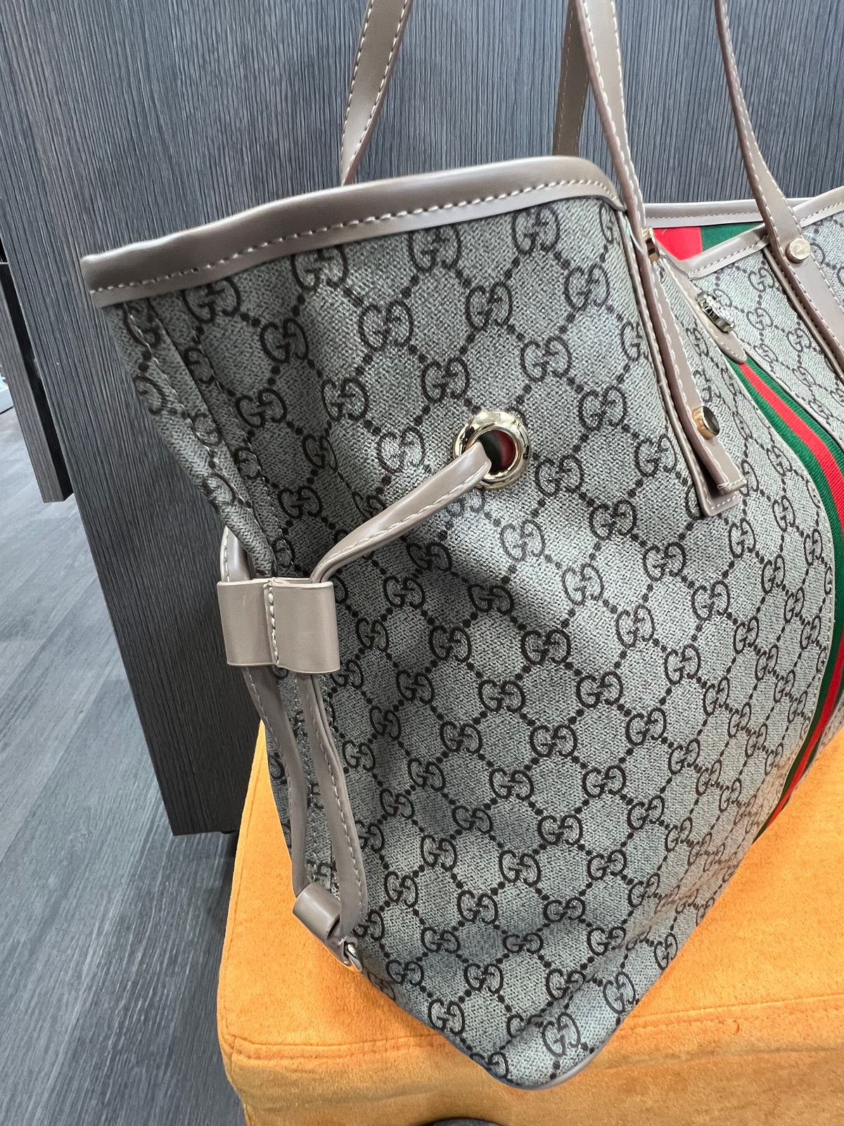 Τσάντα Gucci είναι η Ophidia large tote bag G-8076