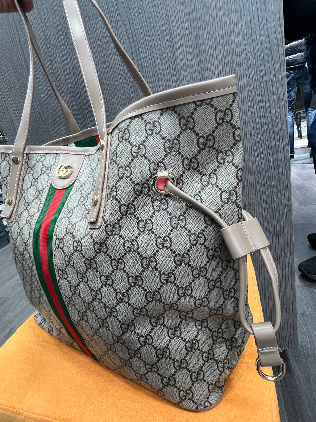Τσάντα Gucci είναι η Ophidia large tote bag G-8076