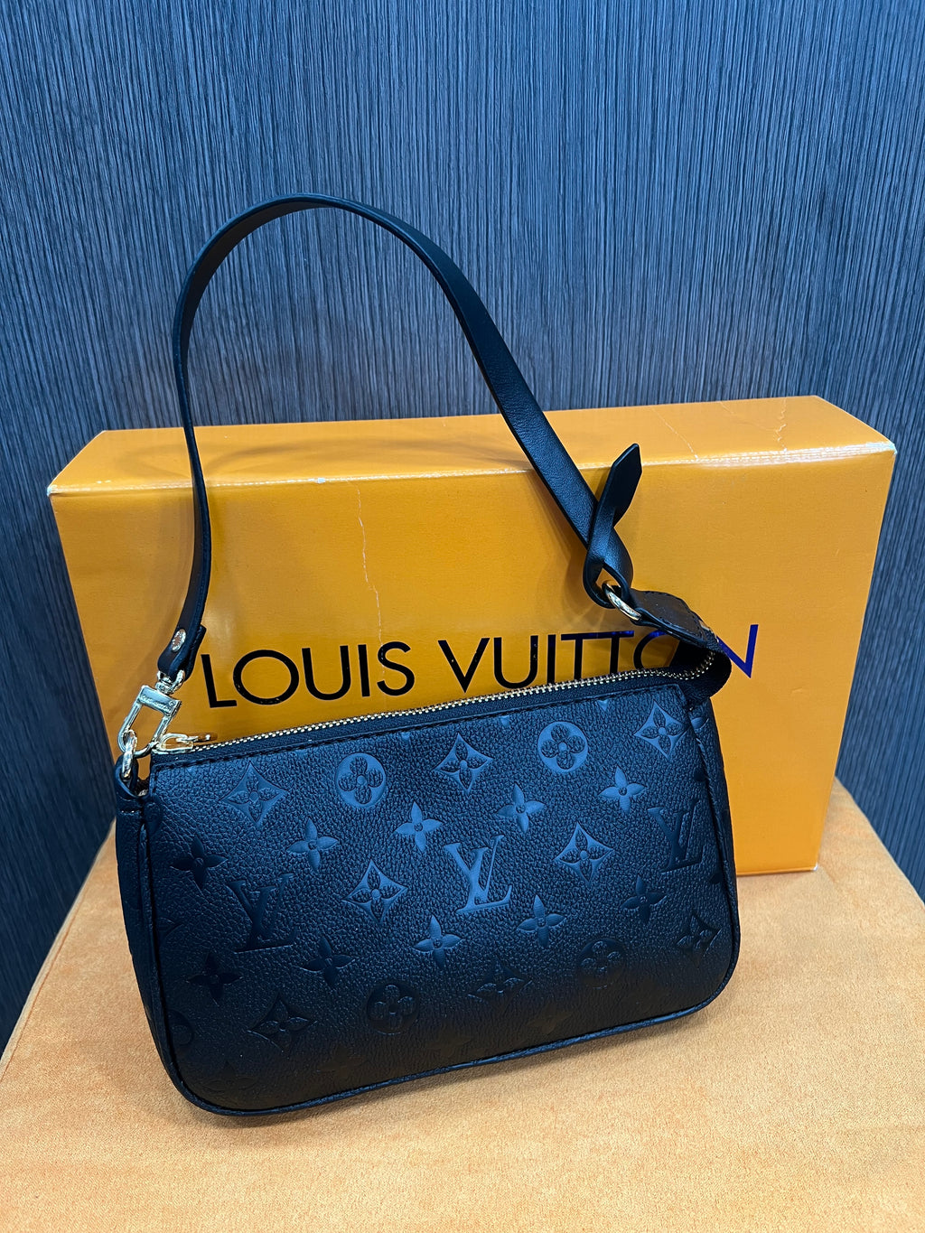 Τσάντα Louis Vuitton Pochette Liv black L-0780
