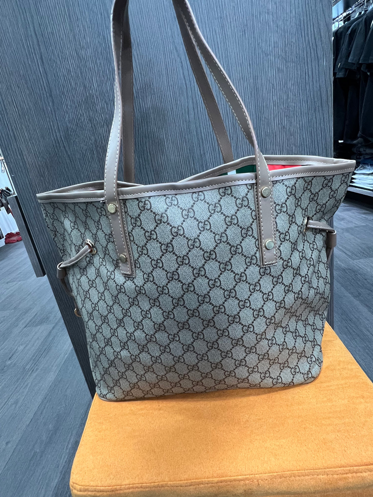 Τσάντα Gucci είναι η Ophidia large tote bag G-8076