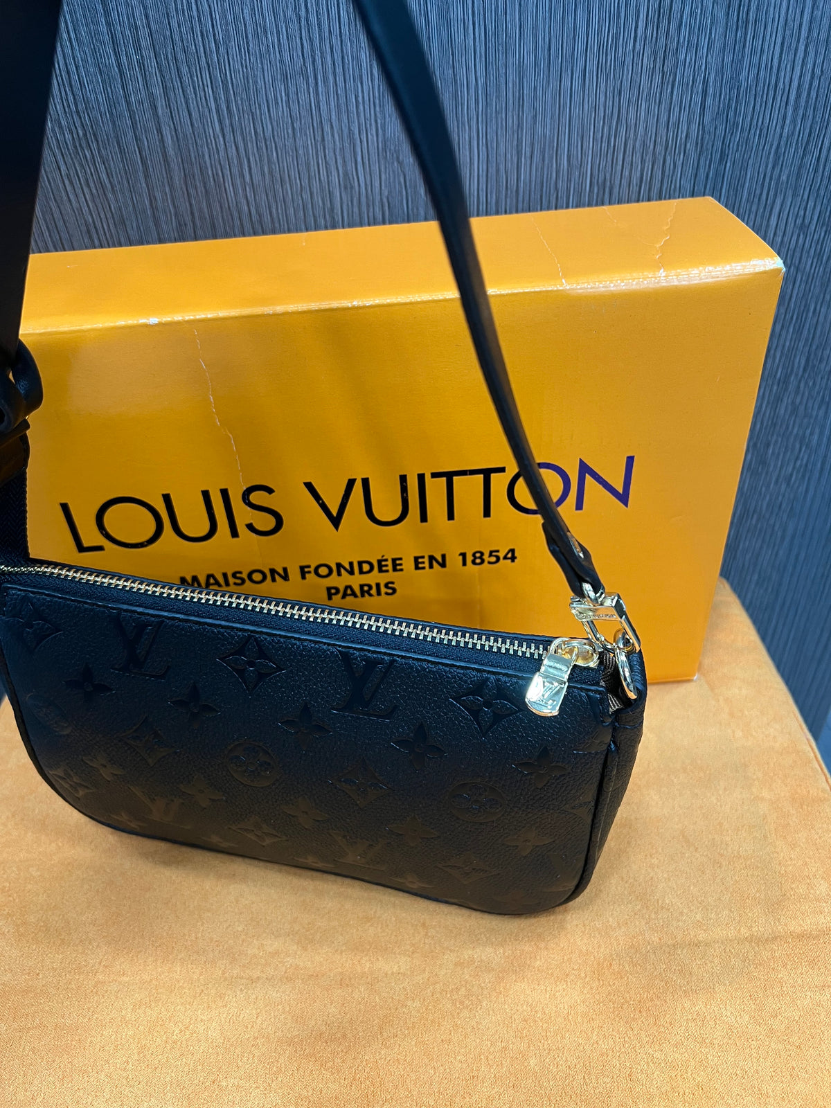 Τσάντα Louis Vuitton Pochette Liv black L-0780