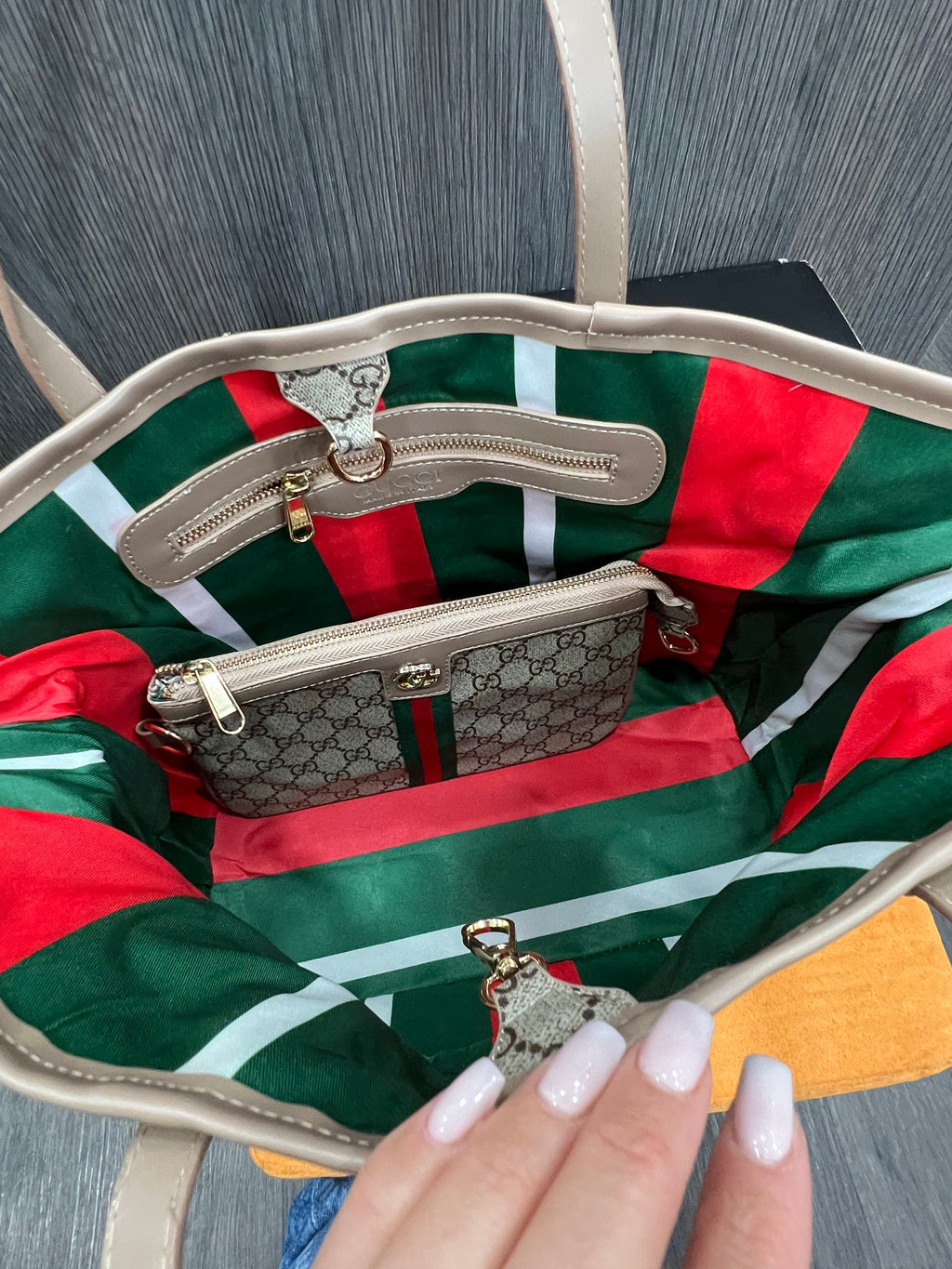 Τσάντα Gucci είναι η Ophidia large tote bag G-8076