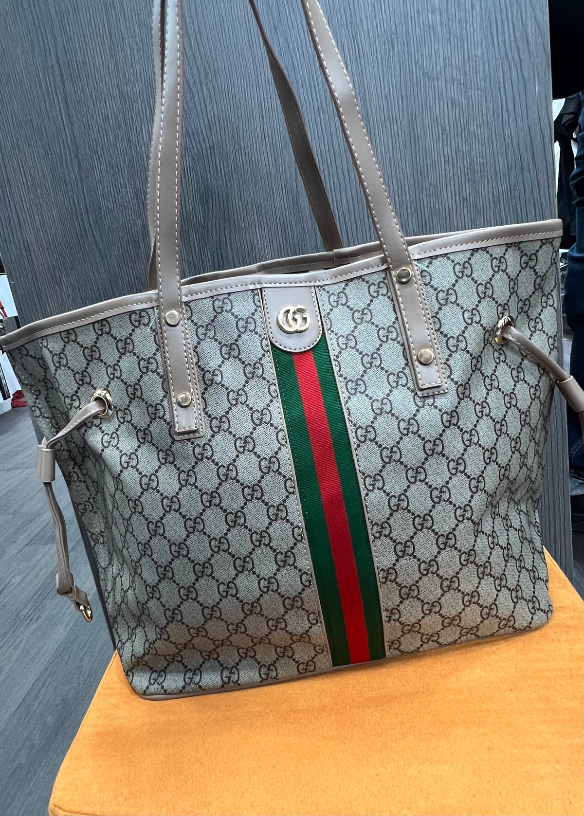Τσάντα Gucci είναι η Ophidia large tote bag G-8076