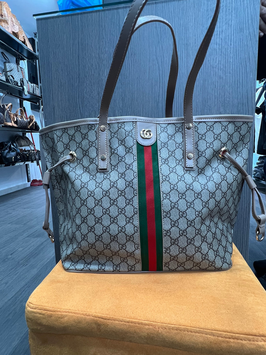 Τσάντα Gucci είναι η Ophidia large tote bag G-8076